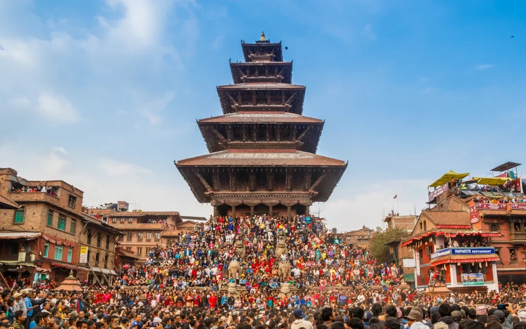 A világ egyik legvadabb újévi fesztiválja: a nepáli Bisket Jatra inkább utcai csatára hasonlít