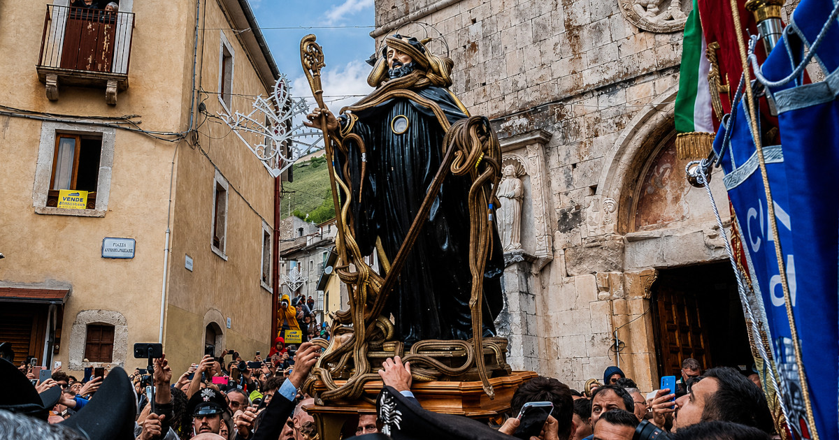Május 1. legfurcsább arca: kígyófesztivál az olasz Cocullóban, ahol élő kígyók vonulnak az utcán
