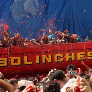 La Tomatina fesztivál paradicsomdobálás teherautóról