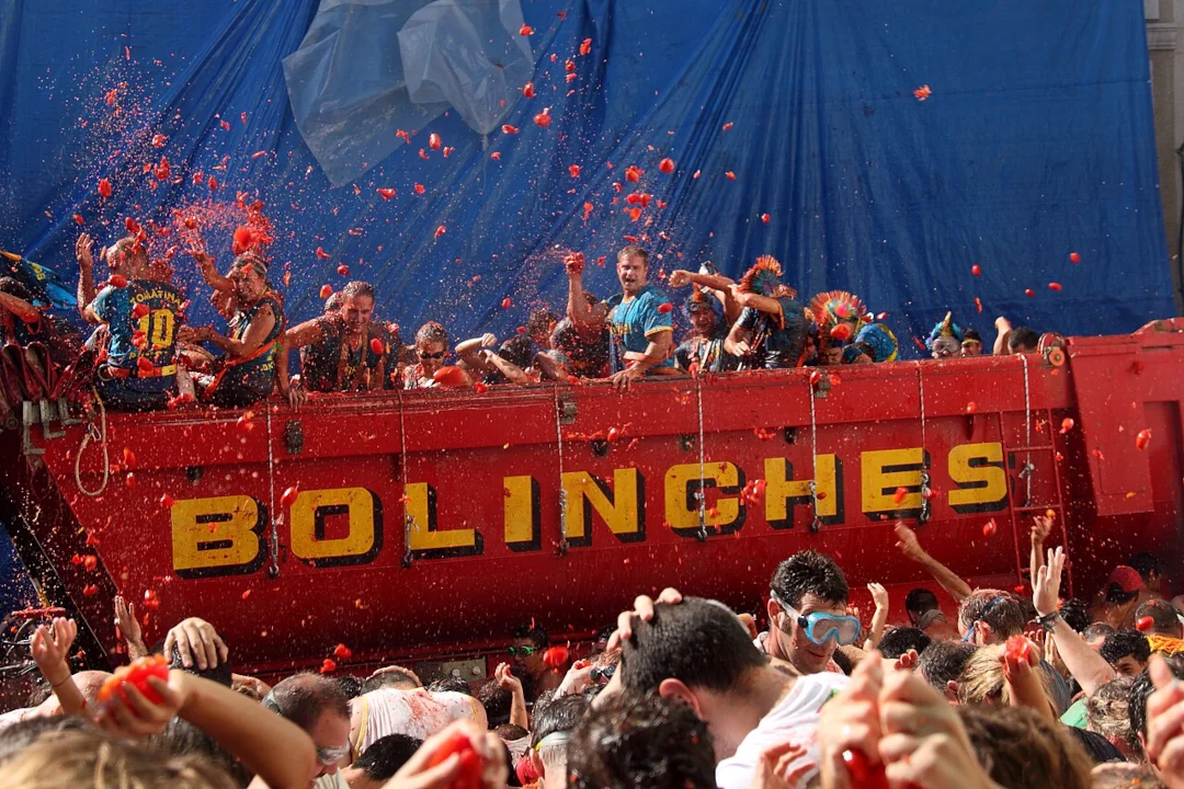 La Tomatina fesztivál paradicsomdobálás teherautóról